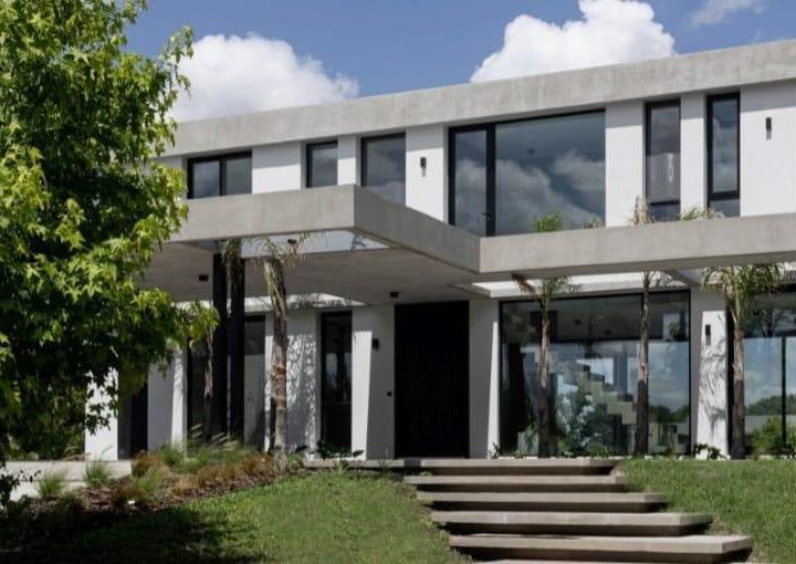 Casa · 230m² · 6 Ambientes · 2 Cocheras