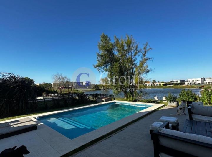 Casa · 241m² · 7 Ambientes · 2 Cocheras
