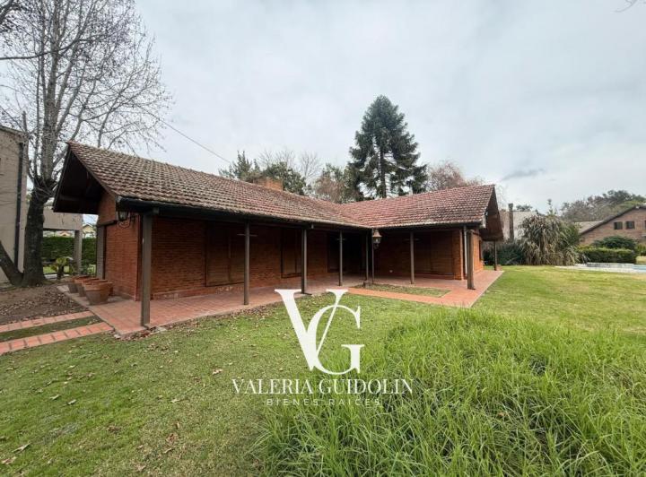 Casa · 1700m² · 5 Ambientes · 2 Cocheras