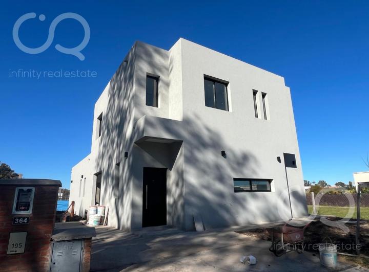 Casa · 220m² · 5 Ambientes · 2 Cocheras