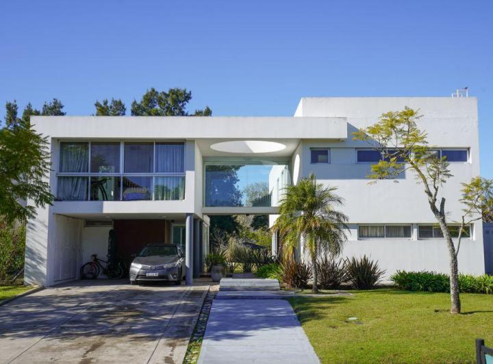 Casa · 408m² · 10 Ambientes · 4 Cocheras