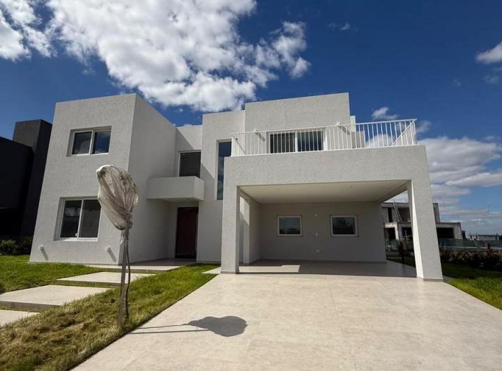 Casa · 286m² · 6 Ambientes · 4 Cocheras