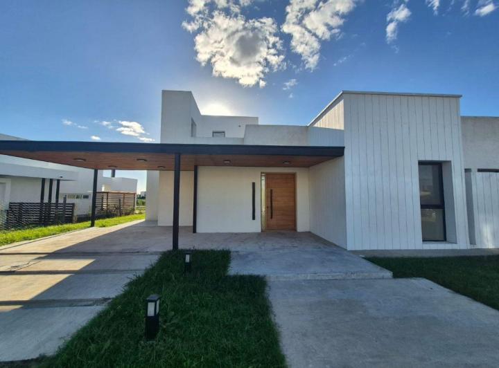 Casa · 260m² · 6 Ambientes · 2 Cocheras