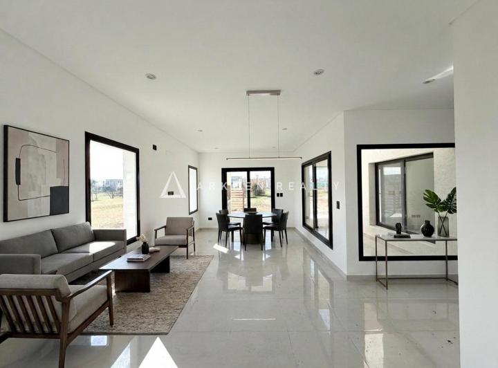 Casa · 160m² · 5 Ambientes · 2 Cocheras