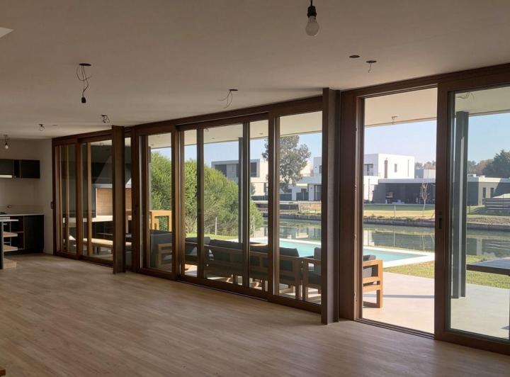 Casa · 252m² · 5 Ambientes · 2 Cocheras
