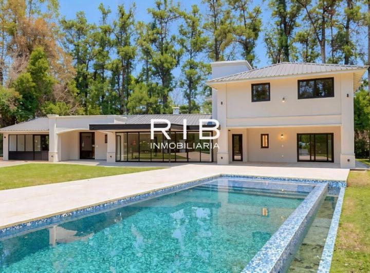 Casa · 370m² · 5 Ambientes · 4 Cocheras