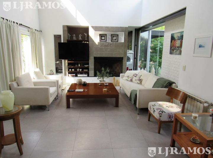 Casa · 232m² · 7 Ambientes · 2 Cocheras