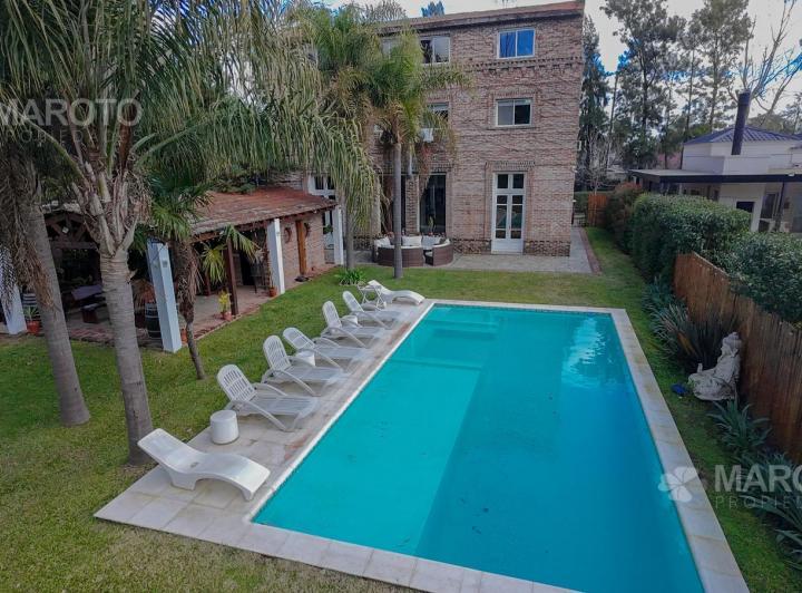 Casa · 484m² · 10 Ambientes · 4 Cocheras
