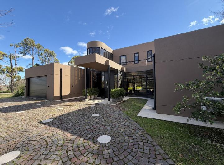 Casa · 417m² · 8 Ambientes · 5 Cocheras