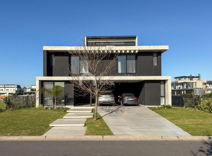 Casa · 432m² · 6 Ambientes · 2 Cocheras