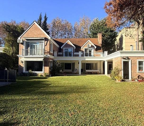 Casa · 420m² · 5 Ambientes · 1 Cochera
