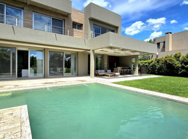 Casa · 326m² · 6 Ambientes · 2 Cocheras