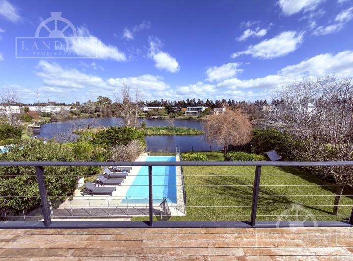 Casa · 360m² · 6 Ambientes · 2 Cocheras