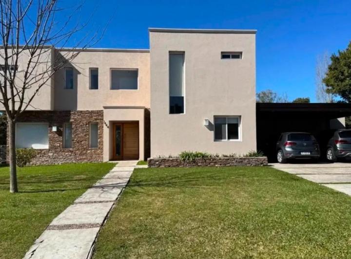 Casa · 260m² · 5 Ambientes