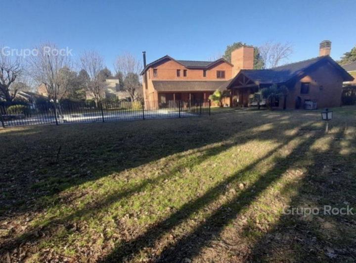 Casa · 1600m² · 6 Ambientes · 2 Cocheras