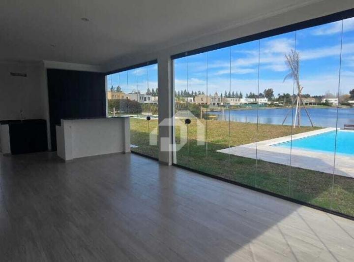 Casa · 180m² · 5 Ambientes · 2 Cocheras