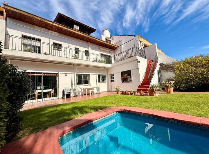 Casa · 240m² · 6 Ambientes · 2 Cocheras