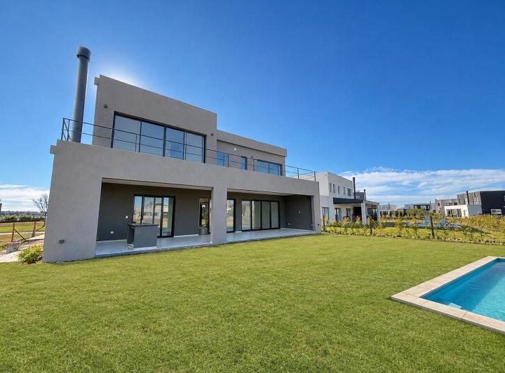 Casa · 327m² · 6 Ambientes · 4 Cocheras