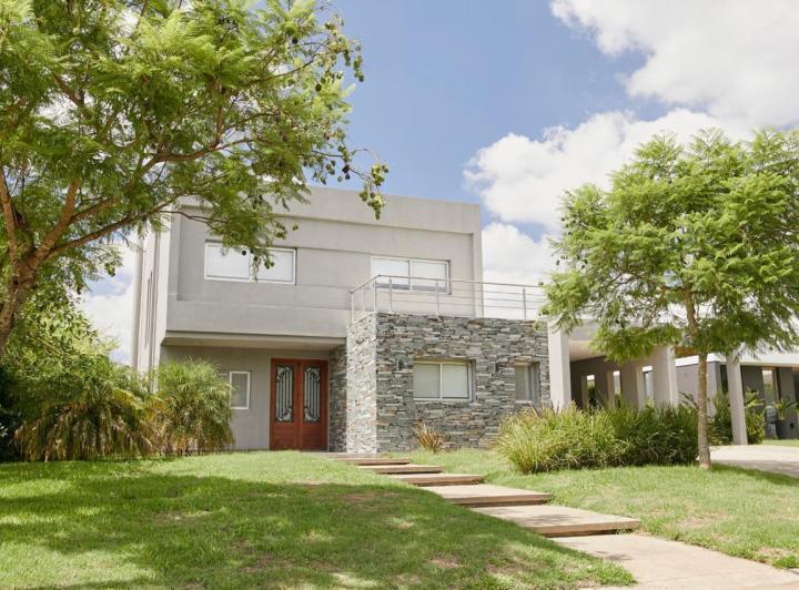 Casa · 200m² · 5 Ambientes · 2 Cocheras