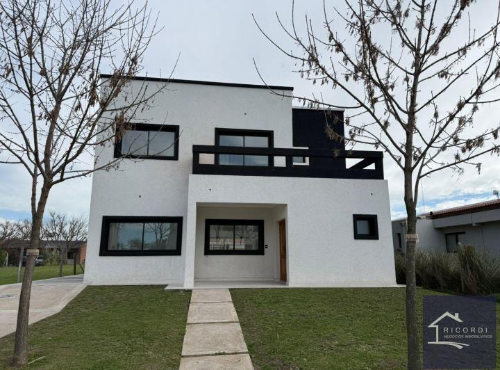 Casa · 225m² · 6 Ambientes · 4 Cocheras