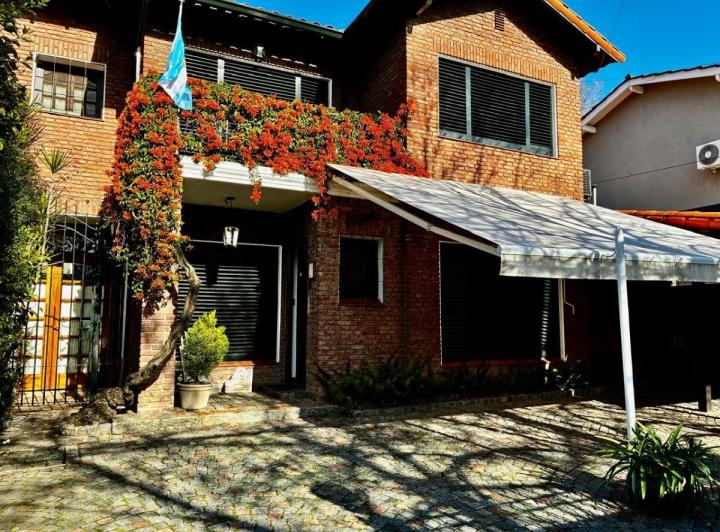 Casa · 214m² · 7 Ambientes · 3 Cocheras