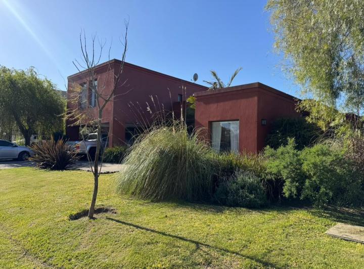 Casa · 313m² · 8 Ambientes · 2 Cocheras