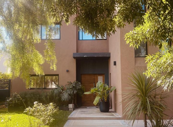 Casa · 240m² · 6 Ambientes · 4 Cocheras