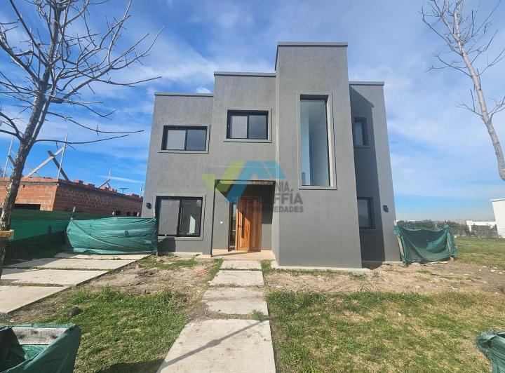 Casa · 190m² · 5 Ambientes · 2 Cocheras
