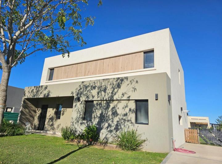 Casa · 162m² · 5 Ambientes · 3 Cocheras