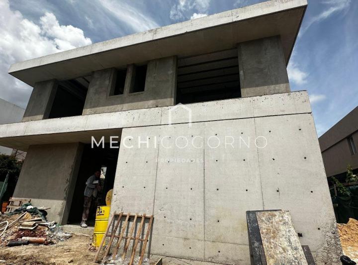 Casa · 250m² · 6 Ambientes · 4 Cocheras