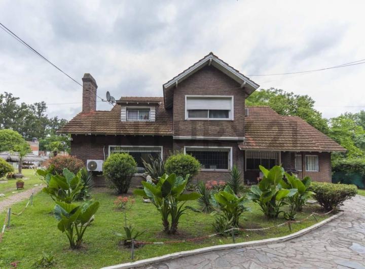 Casa · 250m² · 5 Ambientes · 2 Cocheras