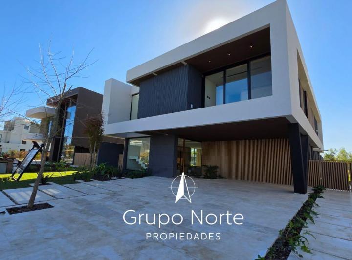Casa · 550m² · 8 Ambientes · 6 Cocheras