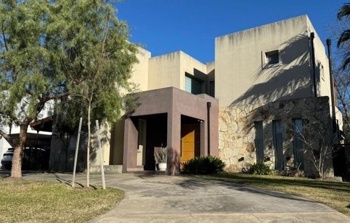 Casa · 278m² · 4 Dormitorios · 2 Cocheras