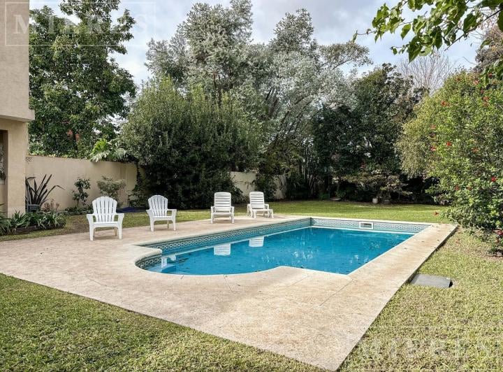 Casa · 240m² · 7 Ambientes · 5 Cocheras