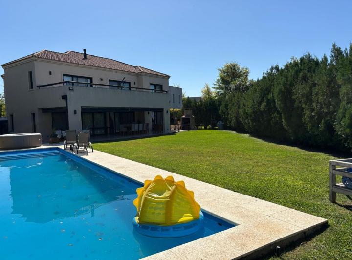 Casa · 345m² · 5 Ambientes · 3 Cocheras