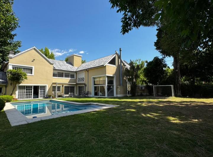 Casa · 400m² · 5 Ambientes · 3 Cocheras