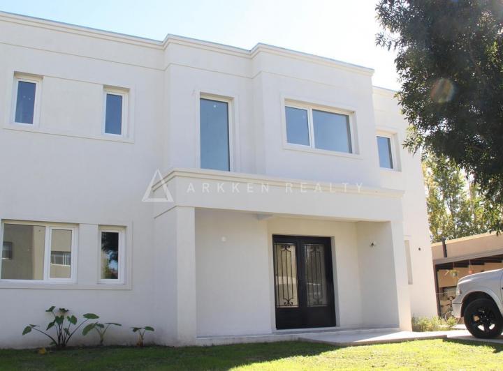 Casa · 203m² · 6 Ambientes · 2 Cocheras