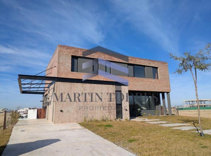 Casa · 300m² · 6 Ambientes · 6 Cocheras