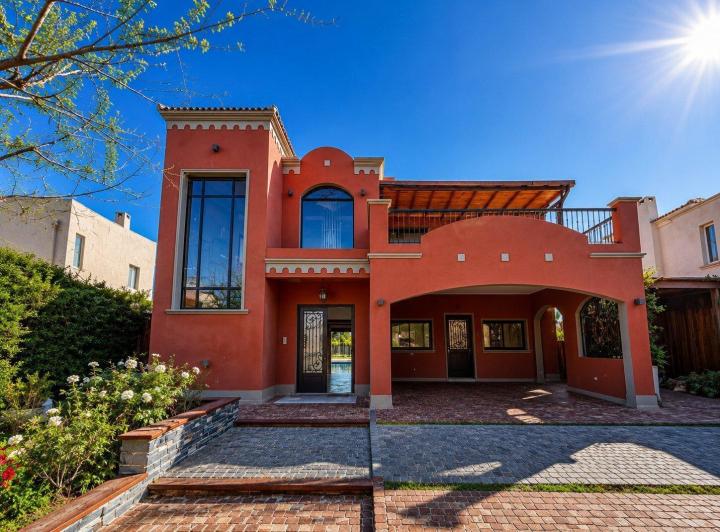 Casa · 442m² · 8 Ambientes · 1 Cochera