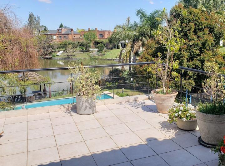Casa · 328m² · 5 Ambientes · 2 Cocheras