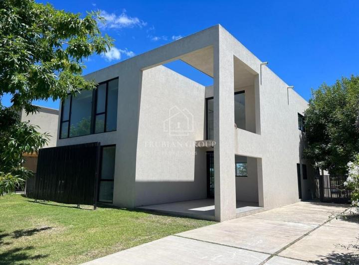 Casa · 286m² · 5 Ambientes · 2 Cocheras
