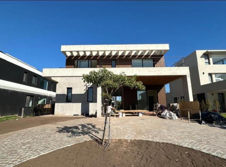 Casa · 465m² · 6 Ambientes · 3 Cocheras
