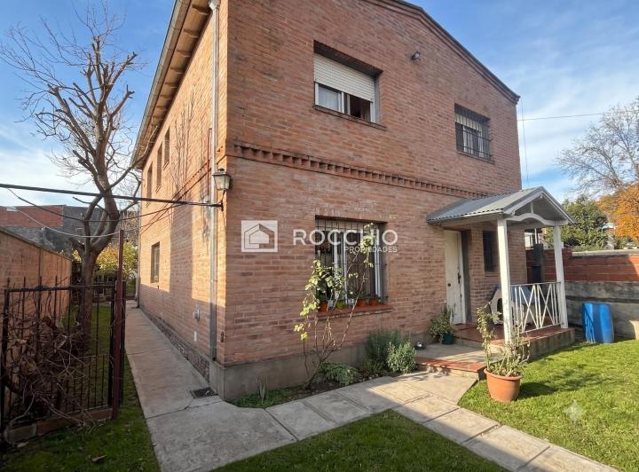 Casa · 200m² · 5 Ambientes · 2 Cocheras