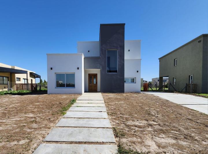 Casa · 172m² · 5 Ambientes · 2 Cocheras
