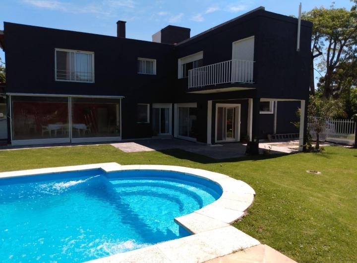 Casa · 208m² · 5 Ambientes · 2 Cocheras