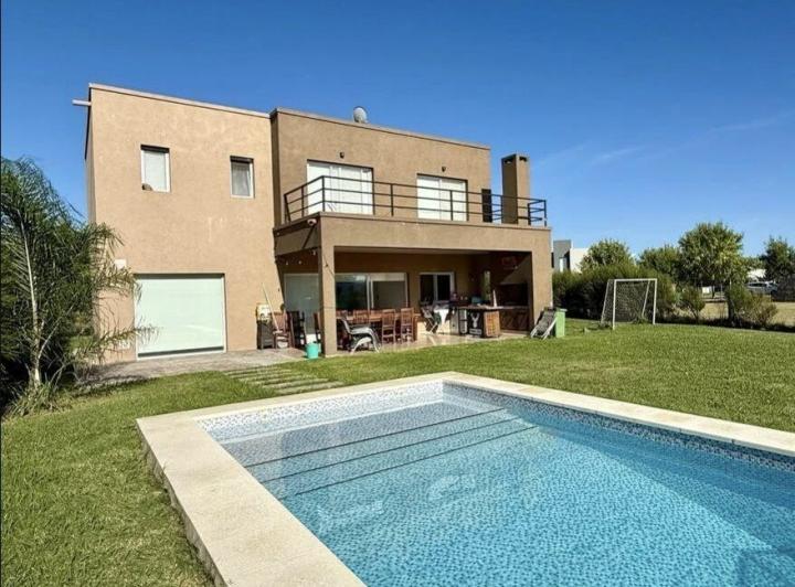 Casa · 180m² · 5 Ambientes · 2 Cocheras