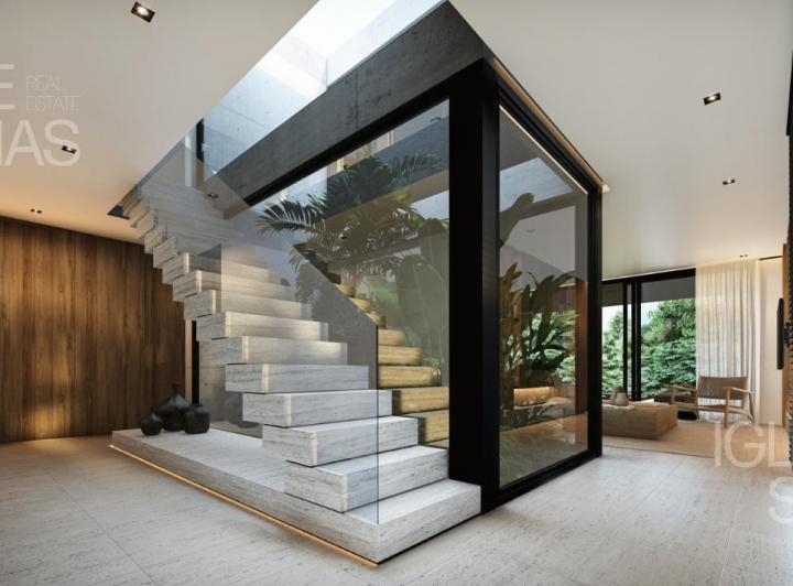 Casa · 320m² · 5 Ambientes · 4 Cocheras