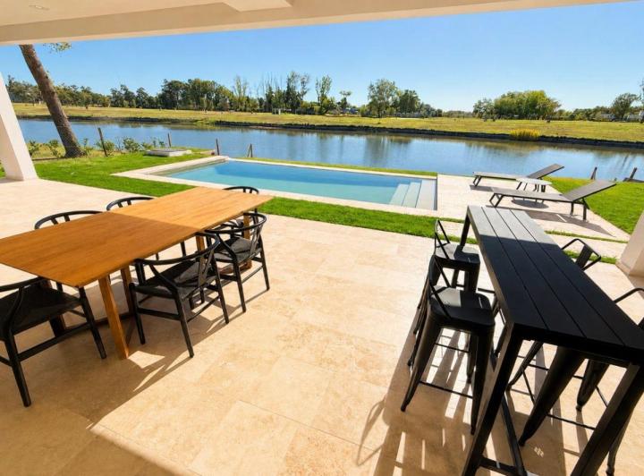 Casa · 480m² · 7 Ambientes · 4 Cocheras
