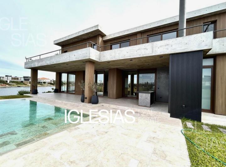 Casa · 457m² · 8 Ambientes · 5 Cocheras