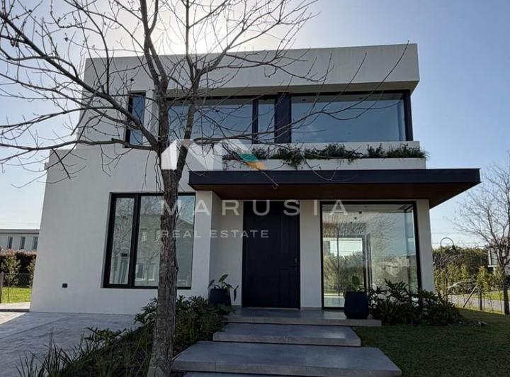 Casa · 230m² · 5 Ambientes · 1 Cochera